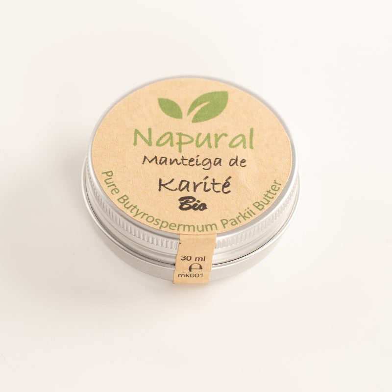 Manteiga de Karité biológica, pura, sem cheiro 30 ml em lata de alumínio. Hidratante muito eficaz na regeneração e equilíbrio da pele. Rica em ácidos gordos: esteárico, o oleico, o linoleico e o araquidónico, é indicada principalmente para peles secas e sensíveis. • Sem adição de conservantes; • Apresentado em lata de alumínio com fecho de rosca; • Rotulagem minimalista em papel kraft; • Certificado pela COSMOS